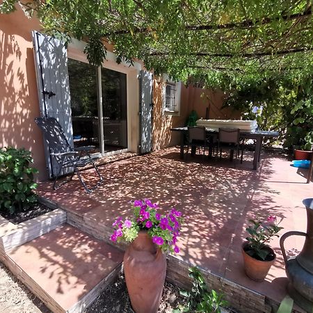 T2 indépendant terrasse et piscine au calme Var sud de la France Flassans-sur-Issole Extérieur photo