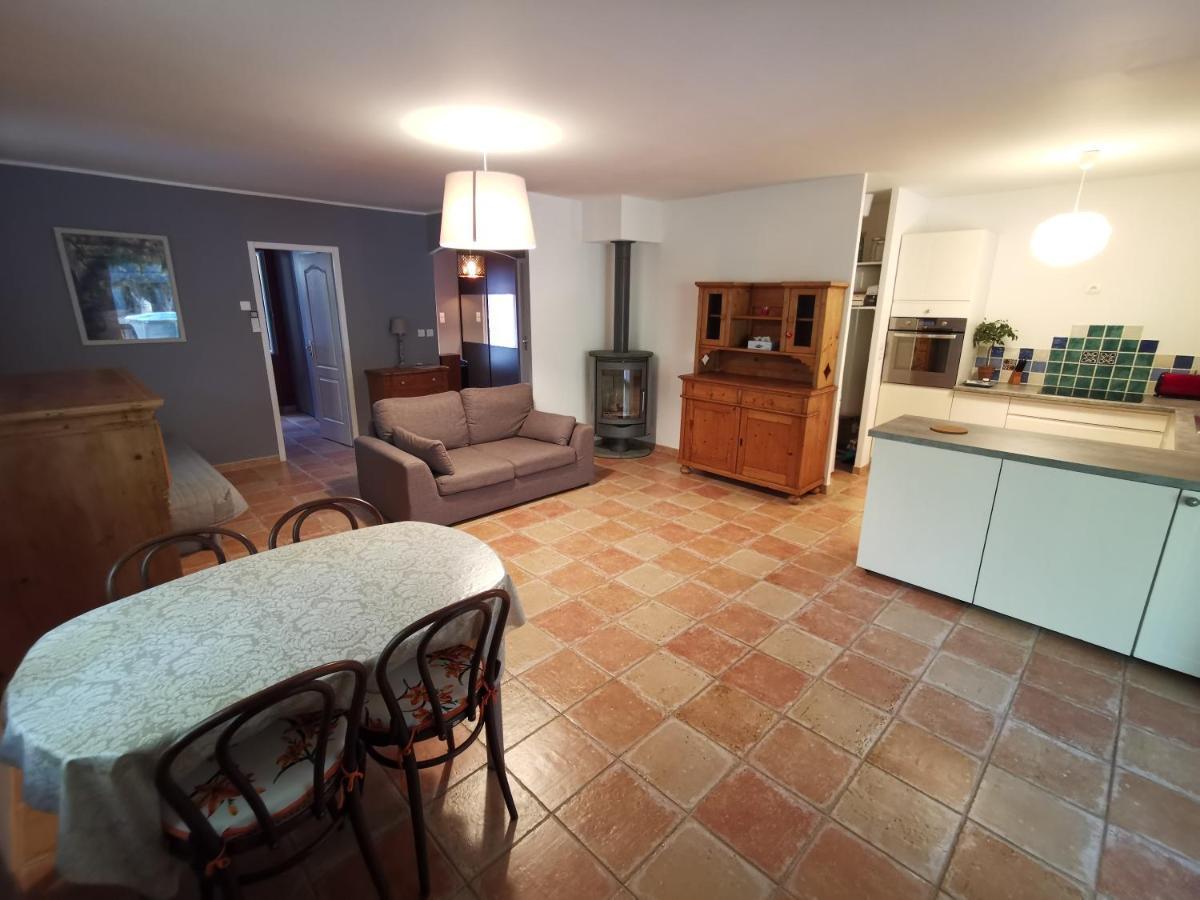 T2 indépendant terrasse et piscine au calme Var sud de la France Flassans-sur-Issole Extérieur photo