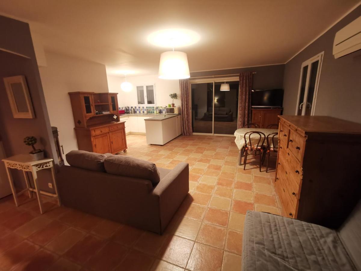 T2 indépendant terrasse et piscine au calme Var sud de la France Flassans-sur-Issole Extérieur photo